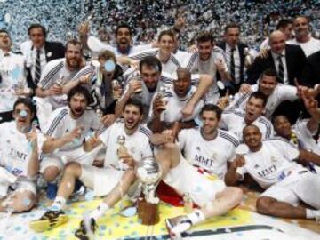 Los jugadores del Real Madrid celebran la consecución del título de liga.