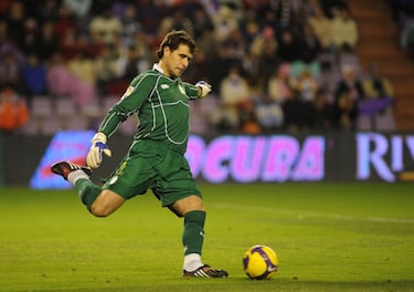 El portero español estuvo bajo los palos del Depor entre 2008 y 2013. Jugó 188 partidos y marcó 1 gol. 