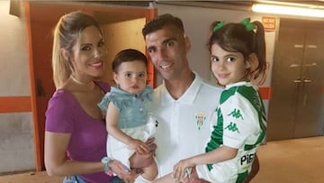 El fallecido futbolista Jos&eacute; Antonio Reyes con su mujer, Noelia L&oacute;pez, y con sus dos hijas, Noelia y Triana.