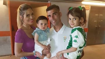 El fallecido futbolista José Antonio Reyes con su mujer, Noelia López, y con sus dos hijas, Noelia y Triana.