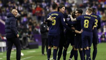 Zidane observa a los jugadores del Real Madrid.