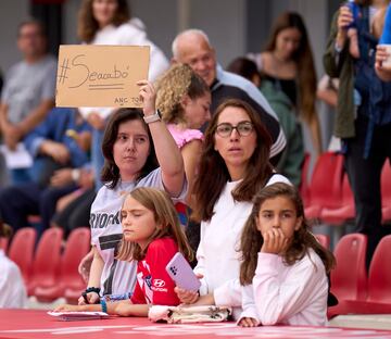 Una aficionada muestra una pancarta con el lema de las internacionales españolas 'Se acabó'.