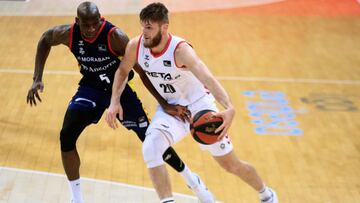 ANDORRA LA VELLA (ANDORRA) 17/01/2021.- El alero francés del Morabank Andorra Bandja Sy (i) se defiende ante el ala-pívot lituano del RETAbet Bilbao Basket Regimantas Miniotas, durante el partido correspondiente a la vigésima jornada de la Liga Endesa disputado este domingo en el pabellón Poliesportiu d'Andorra en Andorra La Vella. EFE/Fernando Galindo