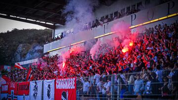 Los aficionados del Ajaccio celebran en las gradas el ascenso de su equipo.