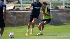 27-07-23. GASPAR CAMPOS SE DISPONE A CONTROLAR EL BALÓN, DELANTE DE ENOL COTO, EN UN ENTRENAMIENTO DEL SPORTING EN MÉXICO.