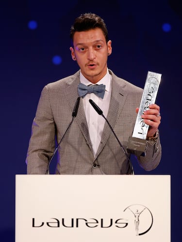 Mesut Ozil, ganador del premio Laureus al mayor compromiso social, durante la ceremonia de entrega de los Premios Laureus de Medios 2014 en el Hotel Grand Hyatt el 12 de noviembre de 2014 en Berlín, Alemania.