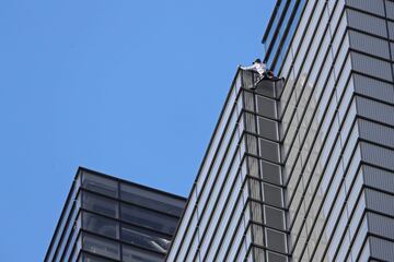 El escalador urbano francés Alain Robert, también conocido como "Spider-Man", sube a Heron Tower, 110 Bishopsgate, en el centro de Londres, la torre más alta de la ciudad de Londres.