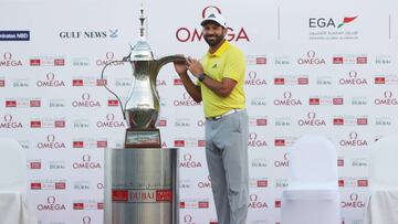 Dubai (United Arab Emirates), 05/02/2017.- Sergio Garcia of Spain poses with the trophy following his victory of the 2017 Omega Dubai Desert Classic on the Majlis Course at the Emirates Golf Club on February 5, 2017. (España) EFE/EPA/NEZAR BALOUT
