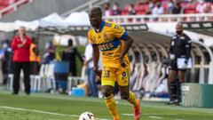 Juli&aacute;n Qui&ntilde;ones durante un partido con Tigres