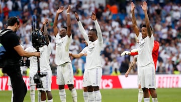 Los jugadores del Madrid celebran con la afición del Bernabéu la victoria en el Clásico.