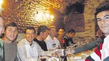 <b>UNA PIÑA. </b>La plantilla del Getafe celebró ayer una comida en el restaurante 'La Huerta de Lleida', en Madrid.