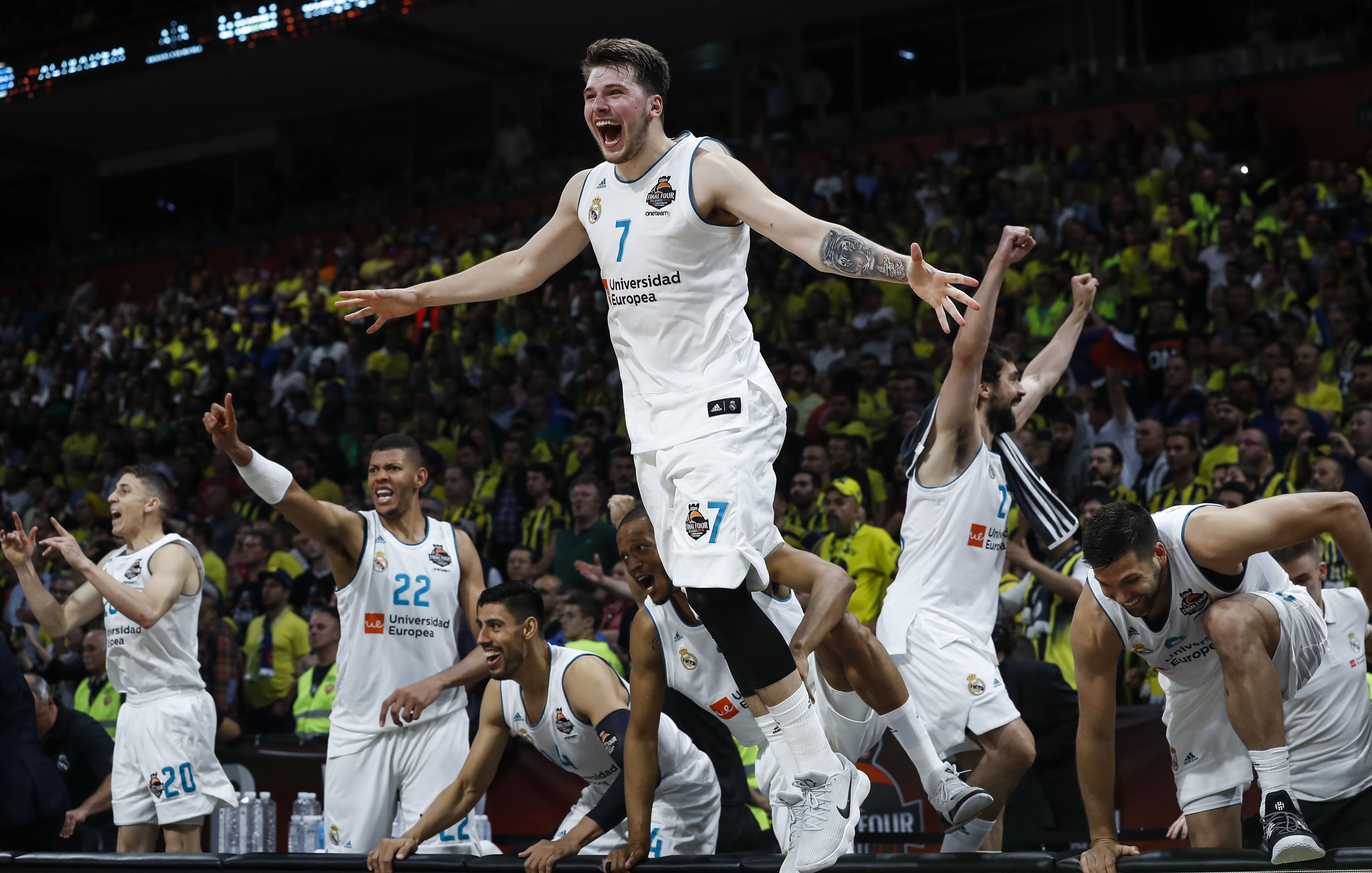 Belgrado, Serbia - 20 de mayo: Real Matric Luca Dancic (C) Turkish Airlines Euroleec celebra el éxito en Belgrado de Serbia el 20 de mayo de 2018 en el Stark Hall entre el Real Madrid 2018 Real Madrid y Penerbas Istanbul Tokus. (Photo Srt John Stevenovic/Getty Images)