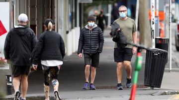 People wear masks as they exercise during a lockdown to curb the spread of a coronavirus disease (COVID-19) outbreak, in Auckland, New Zealand, August 26, 2021. REUTERS/Fiona Goodall