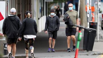 People wear masks as they exercise during a lockdown to curb the spread of a coronavirus disease (COVID-19) outbreak, in Auckland, New Zealand, August 26, 2021.  REUTERS/Fiona Goodall
