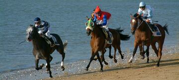 Las Carreras de Caballos de Sanlúcar de Barrameda, junto con el Descenso Internacional del Sella, es uno de los acontecimientos deportivos y sociales del verano en España. El pasado verano tuvo que suspenderse la 175 edición por la situación sanitaria, pero este año sí tendrán lugar los días 3, 6, 18, 19 y 20 de agosto. Eso sí, solo se celebrarán las pruebas deportivas y en ningún caso la fiesta tradicional que rodea a las carreras sanluqueñas. Las Carreras de Caballos en las playas de Sanlúcar de Barrameda en la desembocadura del río Guadalquivir son las más antiguas del Turf nacional y se mantienen desde el año 1845.