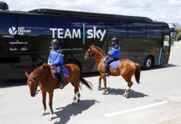 Los gendarmes junto al autobús del equipo Sky.