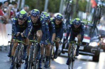 Los ciclistas del Movistar, que se ha proclamado vencedor, durante la primera etapa de la 69 edición de la Vuelta Ciclista a España 2014, una contrareloj por equipos de 12,6 kilómetros en la ciudad gaditana de Jerez de la Frontera. 