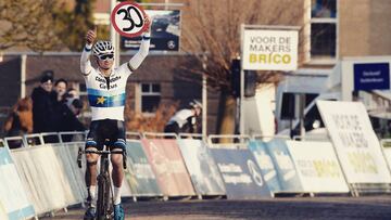 Van der Poel iguala el récord de victorias en una temporada de ciclocross de Nys.