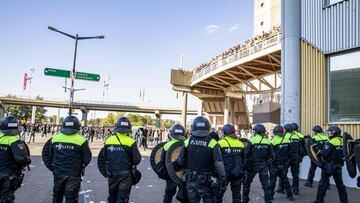 Quince detenidos tras la suspensión del Ajax-Feyenoord, que se reanudará el miércoles