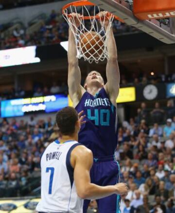 Cody Zeller encesta ante Dwight Powell.