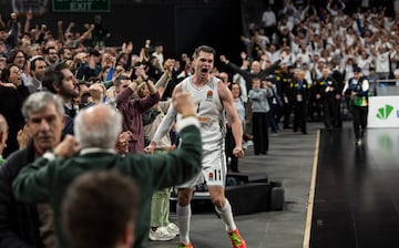 Hezonja celebra la victoria con una grada enloquecida.