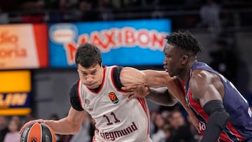 El alero serbio del Bayern Munich, Vladimir Lucic con el balón ante la defensa del pivot senegalés de Baskonia, Khalifa Diop.