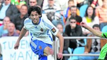 <b>REFERENCIA. </b>Ángel Lafita, durante el partido frente al Racing. El aragonés es el mejor delantero con el que cuenta el Real Zaragoza.