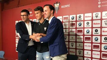 Álvaro García durante su presentación.