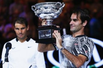 Rafa Nadal y Roger Federer durante la ceremonia de entrega de trofeos.