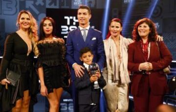Cristiano Ronaldo posa con su familia.