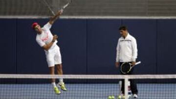 El tenista balear ultima su vuelta a las pistas en Manacor bajo la atenta mirada de su tío y entrenador Toni Nadal.