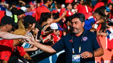 AUCKLAND, NEW ZEALAND - FEBRUARY 17: Coach Jose Letelier of Chile looks on during the International Friendly match between Argentina and Chile as part of the 2023 FIFA World Cup Play Off Tournament at North Harbour Stadium on February 17, 2023 in Auckland, New Zealand. (Photo by Hannah Peters - FIFA/FIFA via Getty Images)