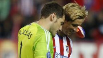 Casillas se saluda con Torres.