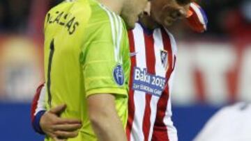 Casillas se saluda con Torres.