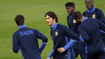 C&eacute;sar navas, en el medio, durante el entrenamiento del Rostov.