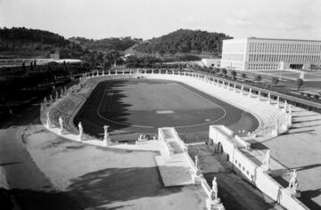 Las construcciones realizadas para albergar las pruebas eran una mezcla entre la antigüedad y la modernidad de esa década. Un ejemplo era el Estadio de Mármol, que fue mandado construir por el dictador Benito Mussolini y que cuenta con sesenta estatuas blancas que representan las diversas disciplinas olímpicas.