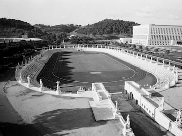 Las construcciones realizadas para albergar las pruebas eran una mezcla entre la antigüedad y la modernidad de esa década. Un ejemplo era el Estadio de Mármol, que fue mandado construir por el dictador Benito Mussolini y que cuenta con sesenta estatuas blancas que representan las diversas disciplinas olímpicas.