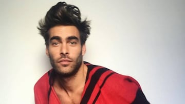 Jon Kortajarena cocina desnudo de cintura para abajo.