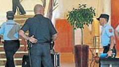 El hotel de los kazajos fue registrado por 50 policías