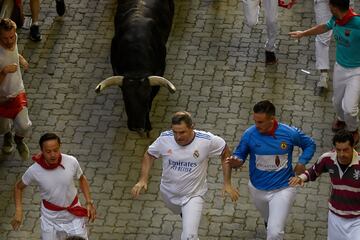 Imágenes del séptimo encierro de los Sanfermines 2022. La ganadería encargada de los toros de este séptimo encierro será la de Victoriano del Río, una de las más importantes del panorama taurino nacional.