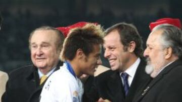 Neymar, con Sandro Rosell de fondo.