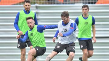 Muniain, con peto gris, y Aduriz, al fondo con peto verde, en el entrenamiento del Athletic. 