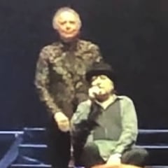 Joaquín Sabina es evacuado en camilla tras caer del escenario en un concierto