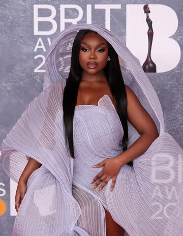 Whitney Adebayo posa en la alfombra de los Brit Awards 2025.