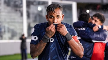 CORDOBA, ARGENTINA - OCTOBER 24: Sebastian Villa of Independiente Rivadavia celebrates after winning the Copa Argentina Semifinals match between Independiente Rivadavia and River Plate at Mario Alberto Kempes Stadium on October 24, 2025 in Cordoba, Argentina. (Photo by Cesar Heredia/Getty Images)