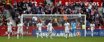 Los jugadores tras el 2-1 de Vesga. 