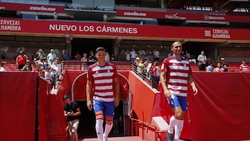 Miguel Rubio e Ignasi Miquel saltan al c¨¦sped de Los C¨¢rmenes.