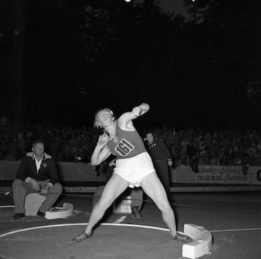 Leningrado, 22 de enero de 1931-San Petersburgo, 10 de agosto de 2024. 93 años. Brillante lanzadora soviética, que ganó el oro olímpico en peso en los Juegos de Helsinki 1952 y la plata en los de Melbourne 1956. El dominio soviético era tan amplio en el lanzamiento femenino, que en esos dos Juegos sus atletas coparon los cuatro oros. En Tokio 1964 resurgió y se colgó el bronce, para completar los tres colores de medallas.