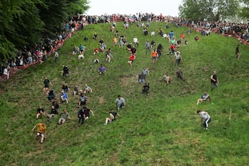 La carrera consiste en atrapar un queso de Gloucester arrojado desde la colina de Cooper, con una cada de 182 metros en la localidad de Brockworth. Los competidores deben bajar por la ladera del cerro para atraparlo y el primero en conseguirlo se proclama vencedor.