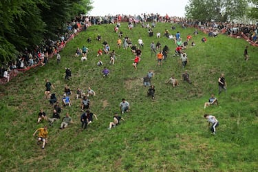 La carrera consiste en atrapar un queso de Gloucester arrojado desde la colina de Cooper, con una caída de 182 metros en la localidad de Brockworth. Los competidores deben bajar por la ladera del cerro para atraparlo y el primero en conseguirlo se proclama vencedor.